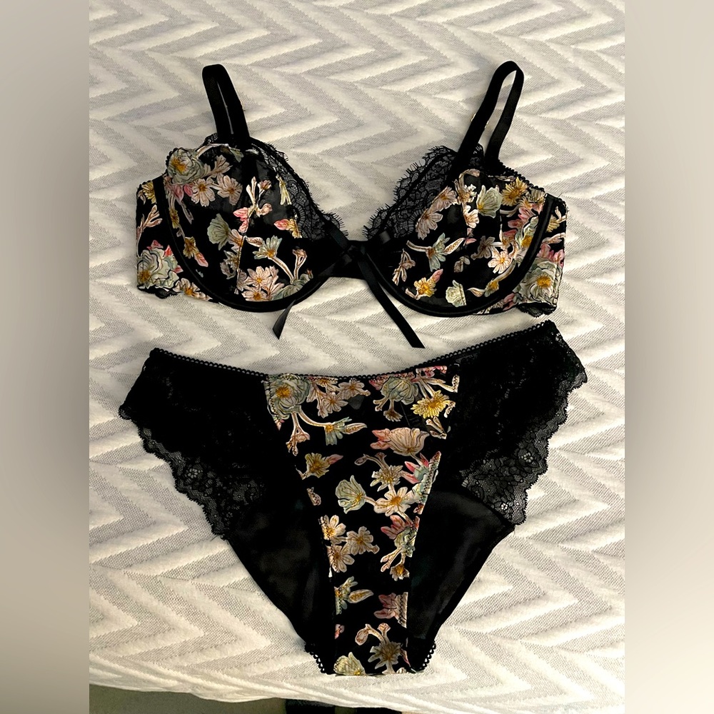 Victoria’s Secret lace lingerie set NWT